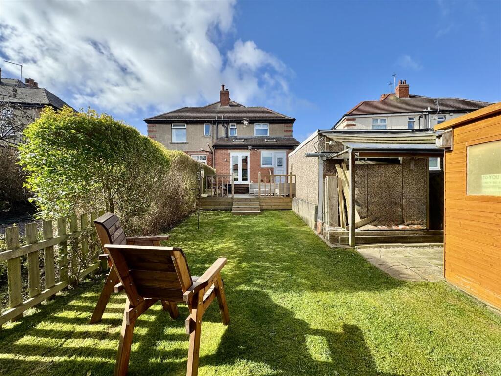 Benomley Crescent, Almondbury, Huddersfield, HD5 8LT photo 3