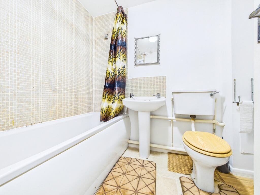 Apartment in Romford - View 5