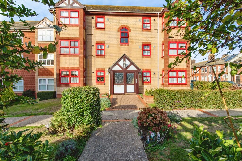 2-bed flat on Adrian Court, LOWESTOFT, £125,000