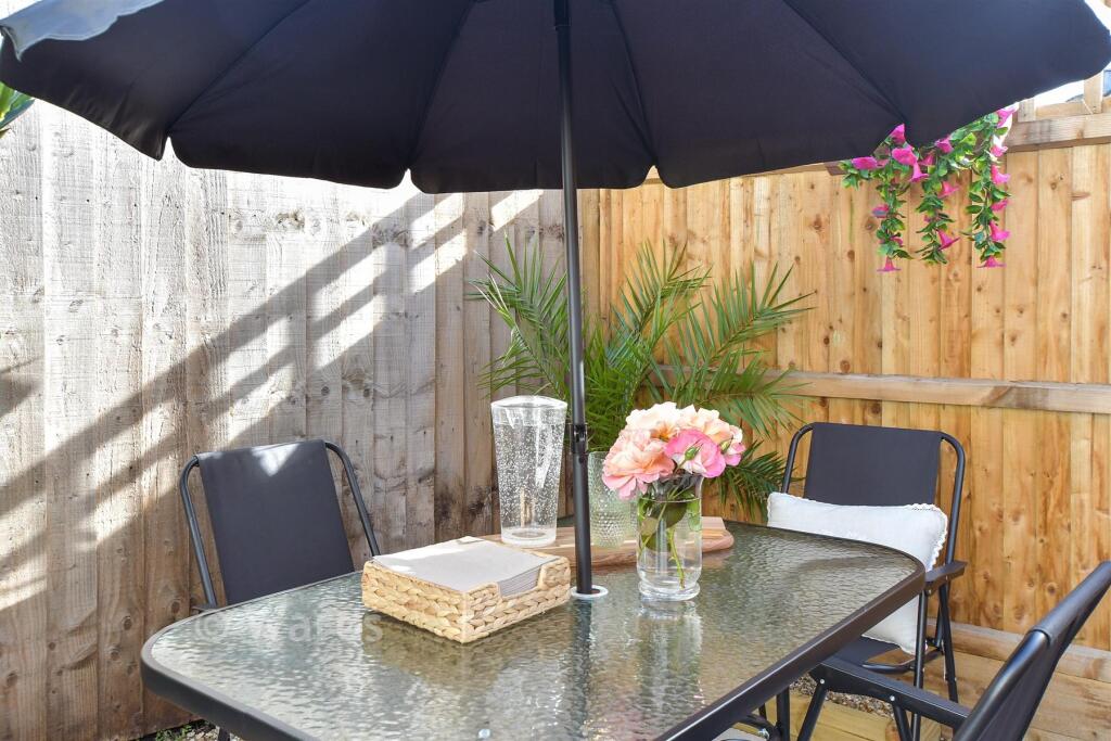 House in Folkestone, Cheriton - More