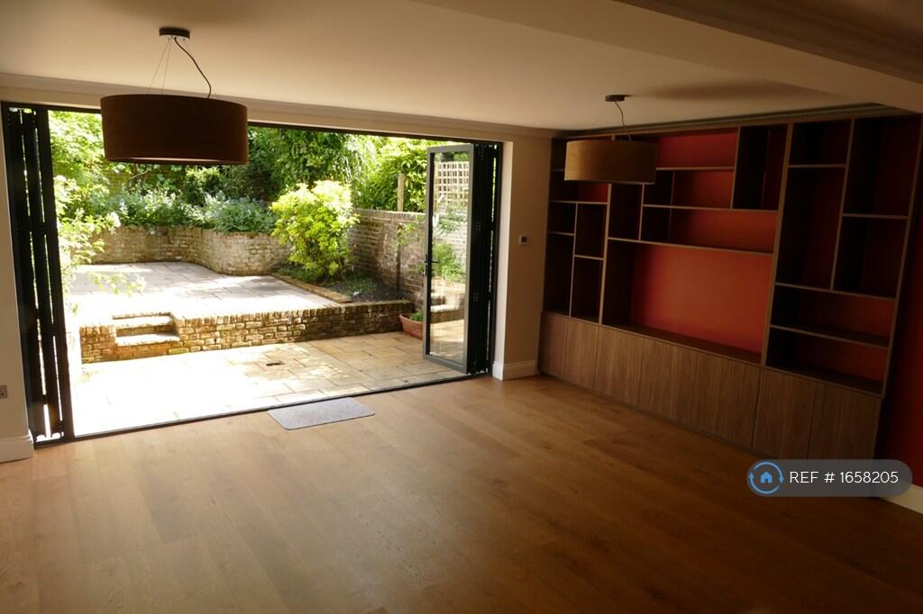 2 bedroom maisonette for rent