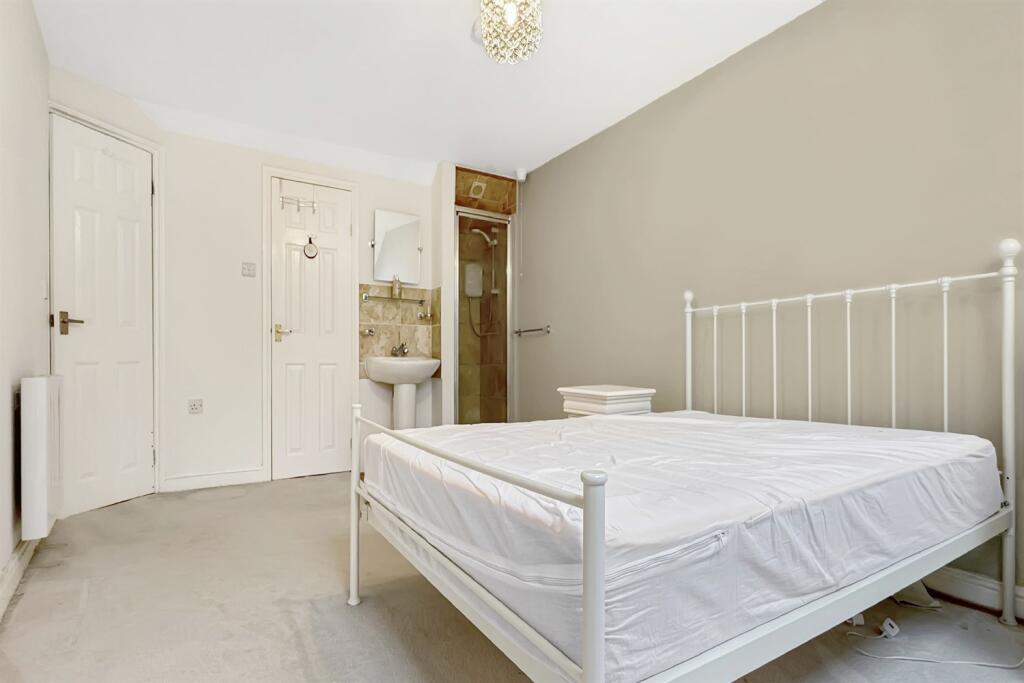 2 bedroom Terraced House in Chichester - More