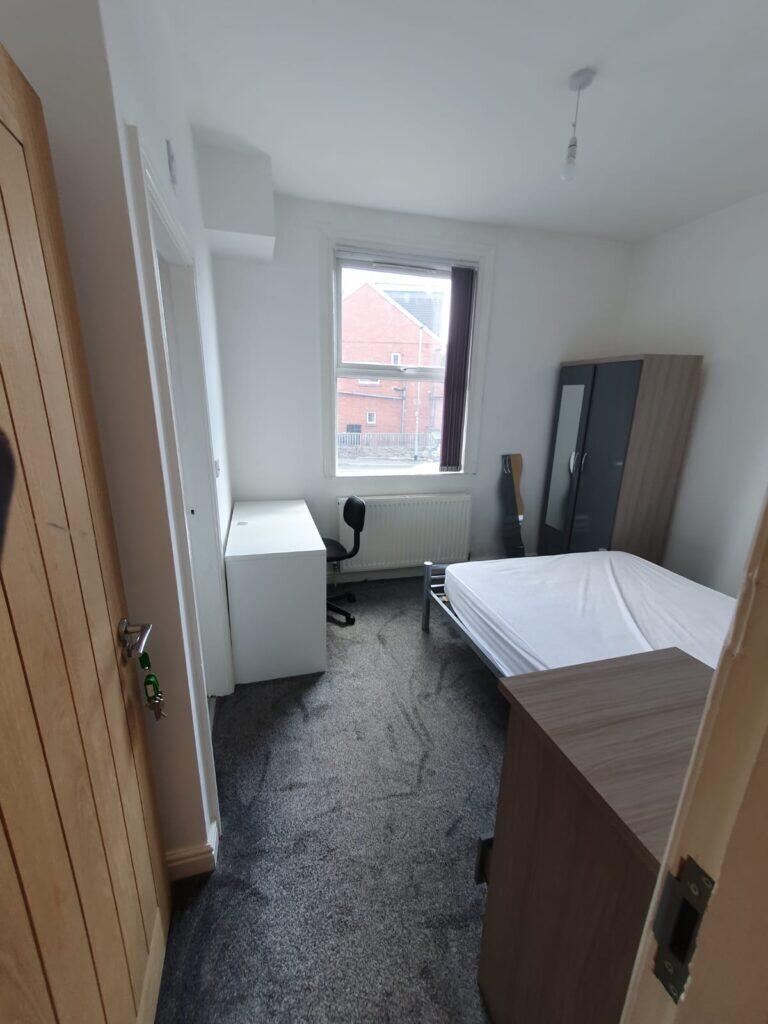 6 bedroom end of terrace house for rent