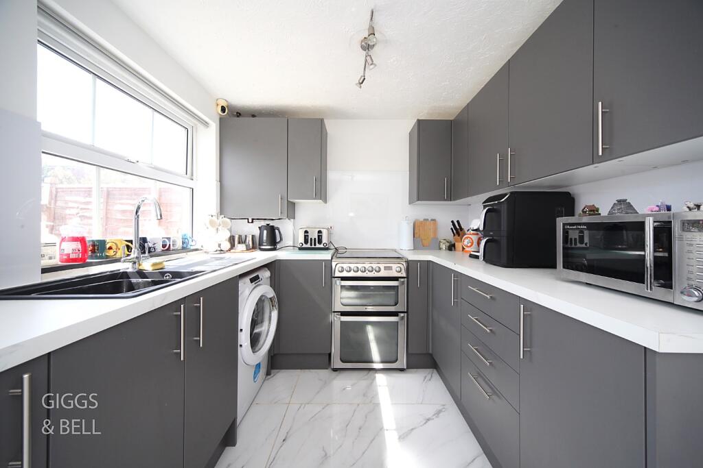 House in Luton - View 4