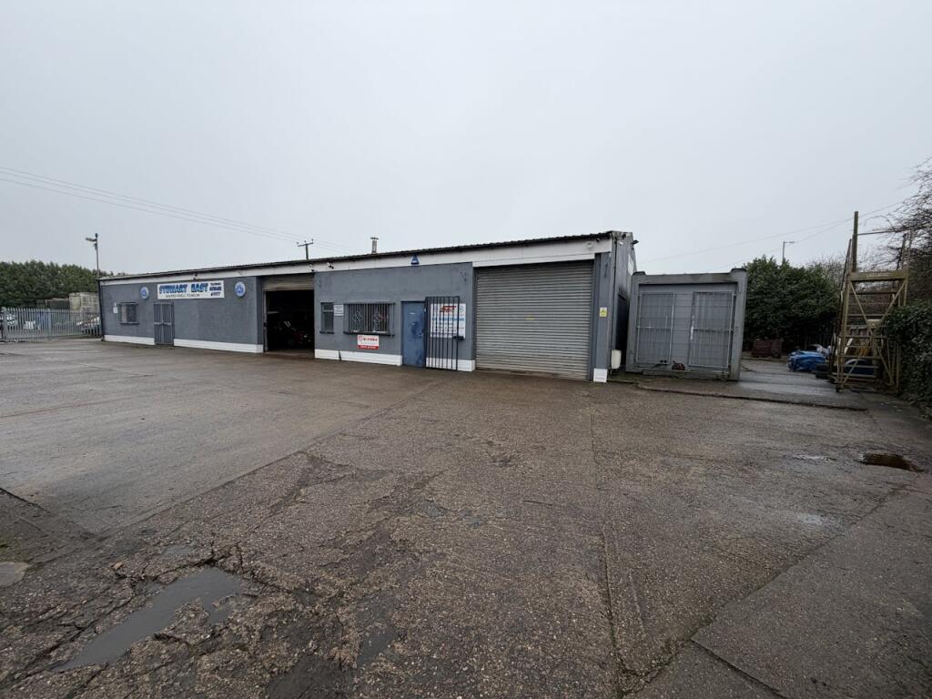Main image of property: Farndon Crossroads Garage, Fosse Road, Newark, NG24 3SE