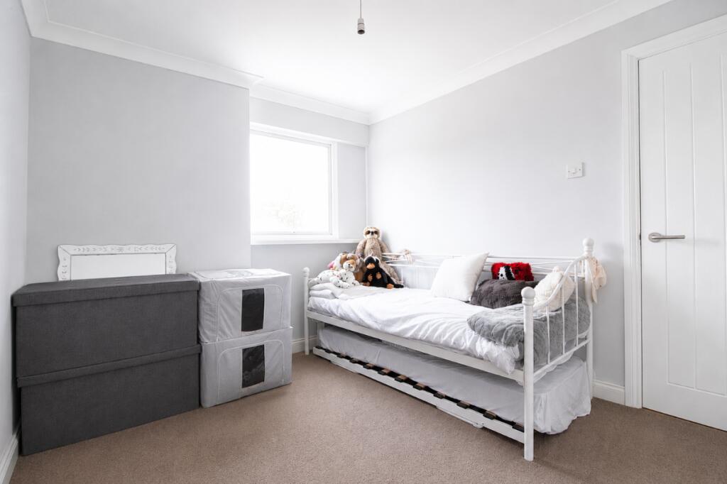 House in Havant, Cowplain - More