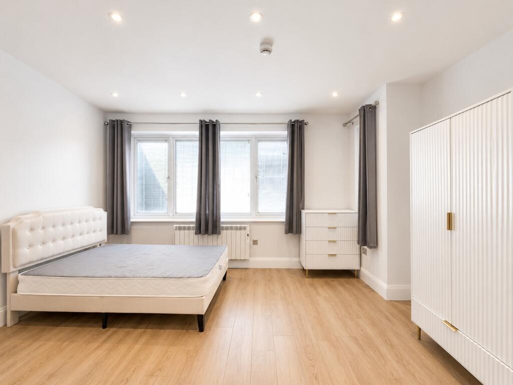 Main image of property: Greenlanes, N21