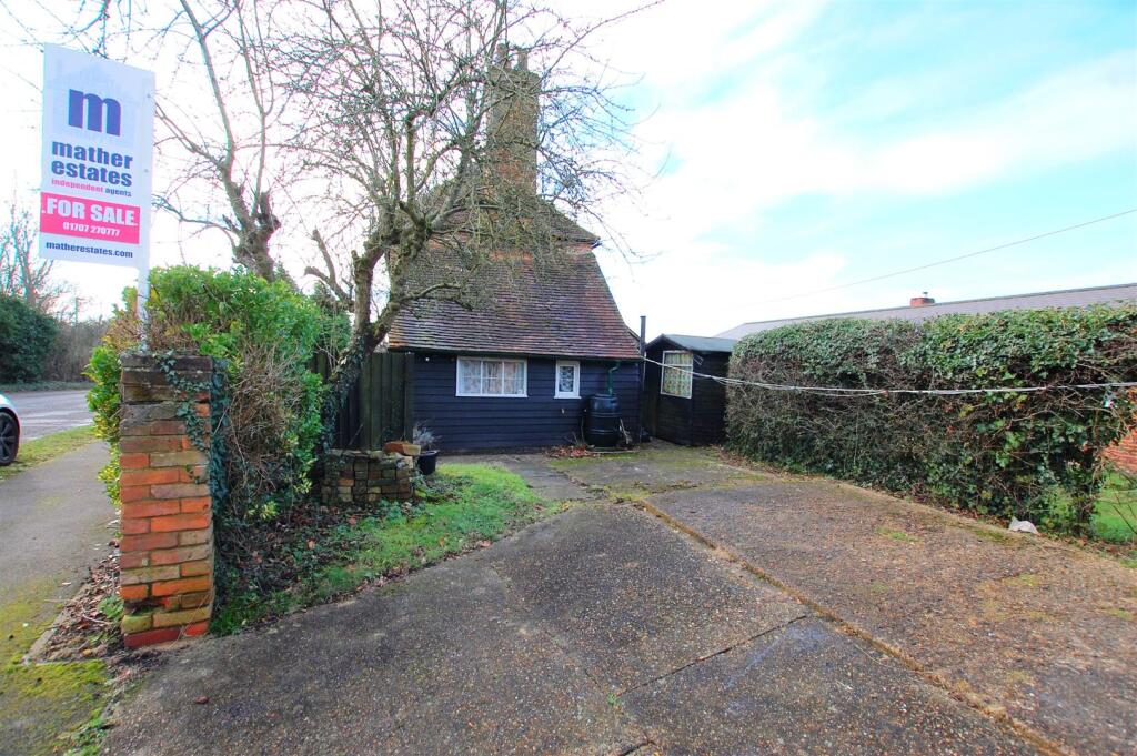 Dixons Hill Close, Welham Green photo 3
