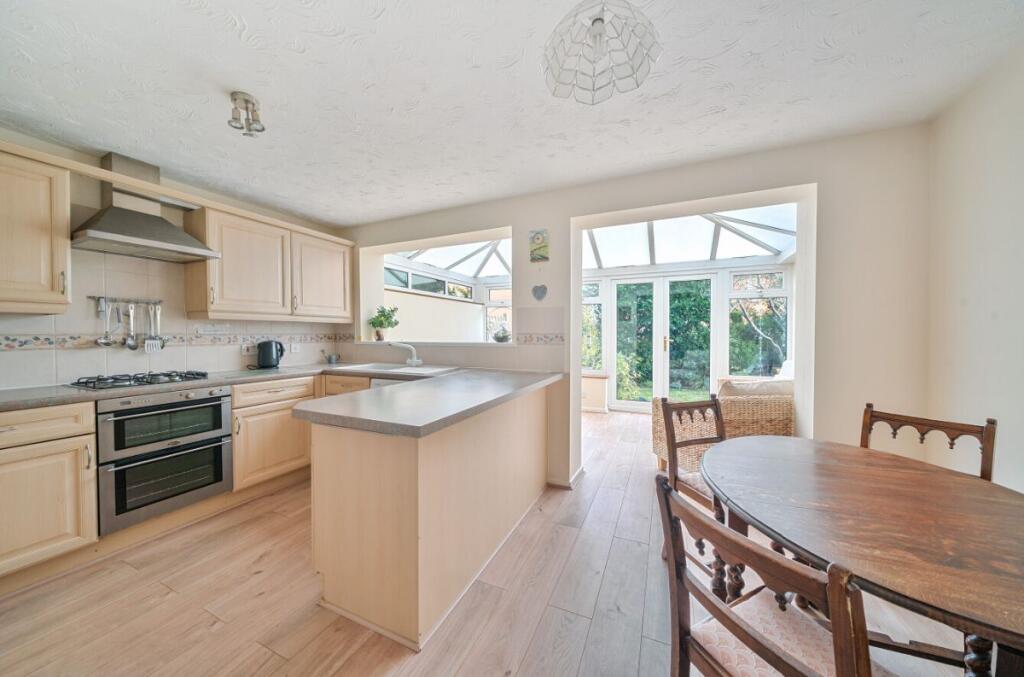 Summerfield Drive, Wootton, Bedford photo 2