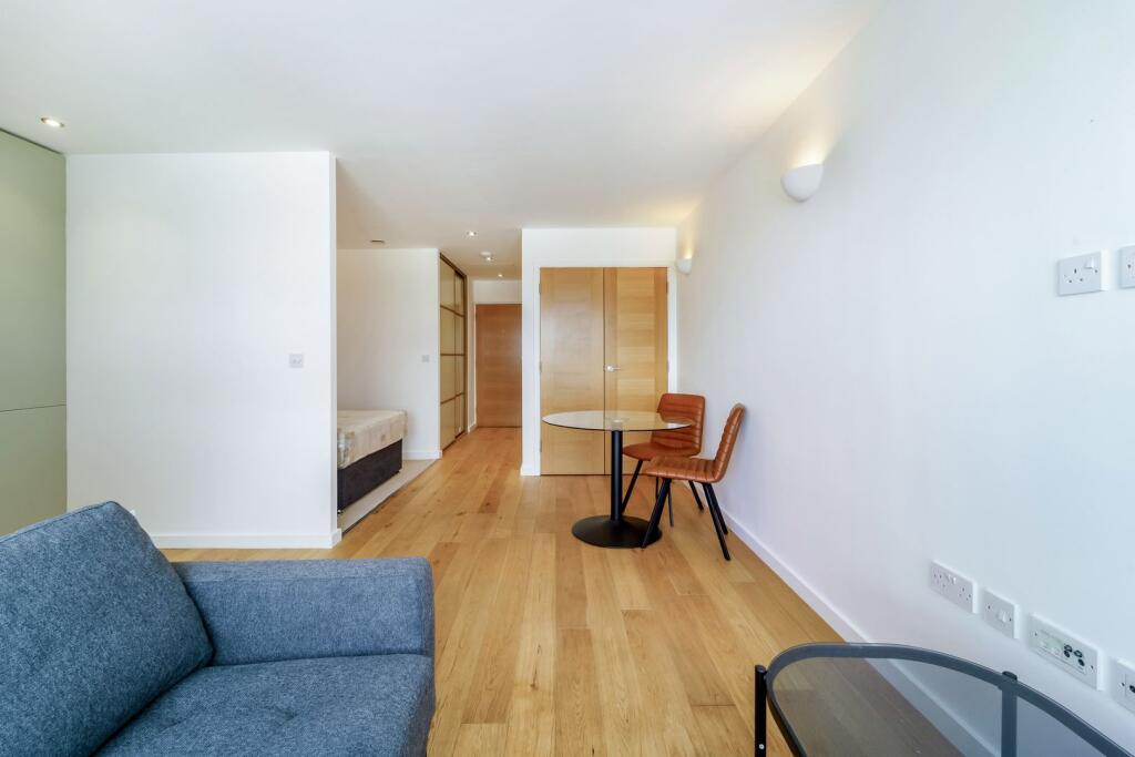 Apartment in Spelthorne, The Dolphin Estate, Charlton - View 4