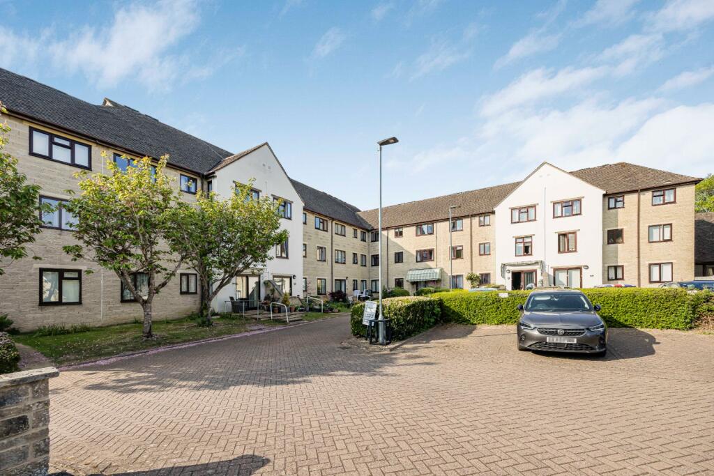 1-bed flat on Barclay Court, Trafalgar Road, Cirencester, Gloucestershire, GL7, £110,000