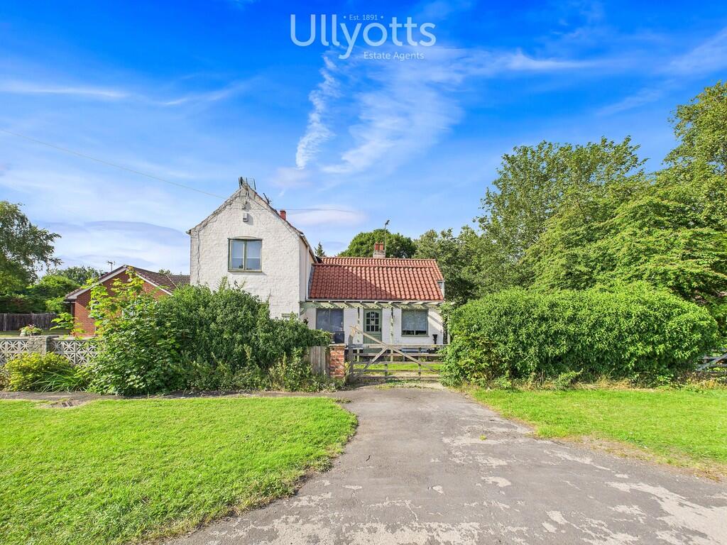 3-bed detached on York Road, Little Driffield, £280,000