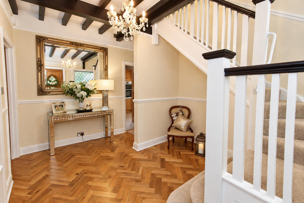 House in London, Woodcote, Woodcote Green - More