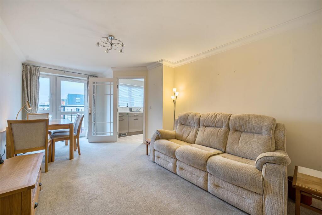 Oscar Lodge, Aylesbury, Buckinghamshire photo 4