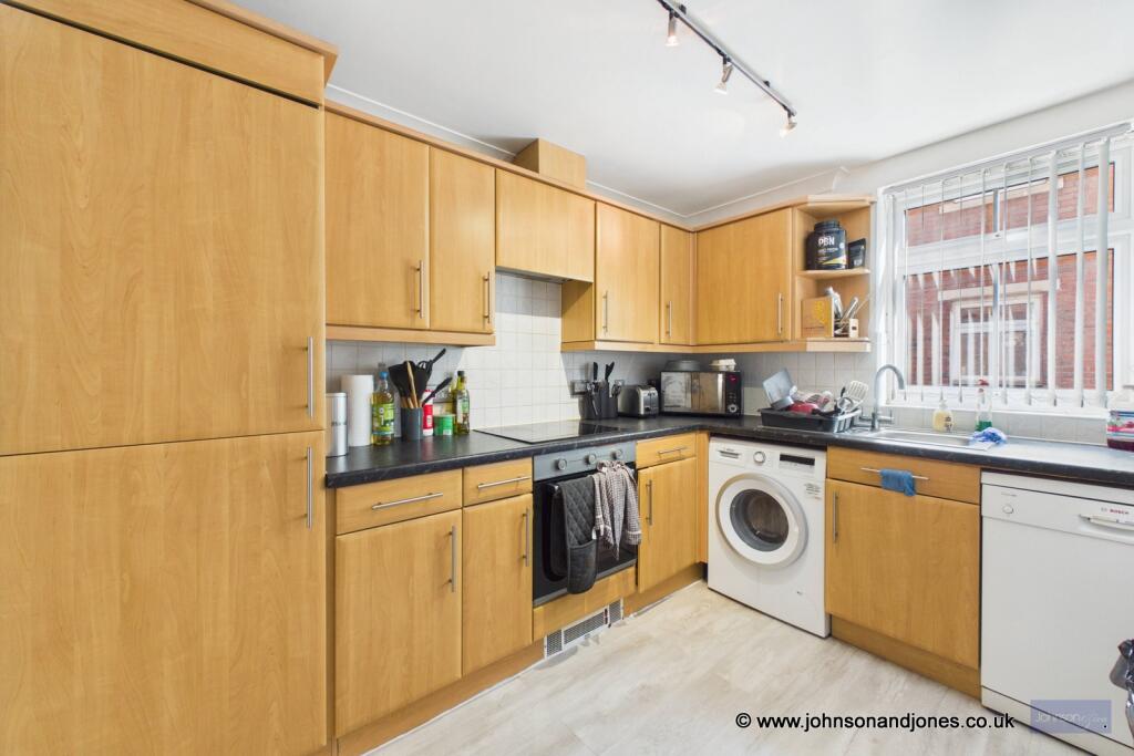 Apartment in Runnymede, Chertsey - View 5