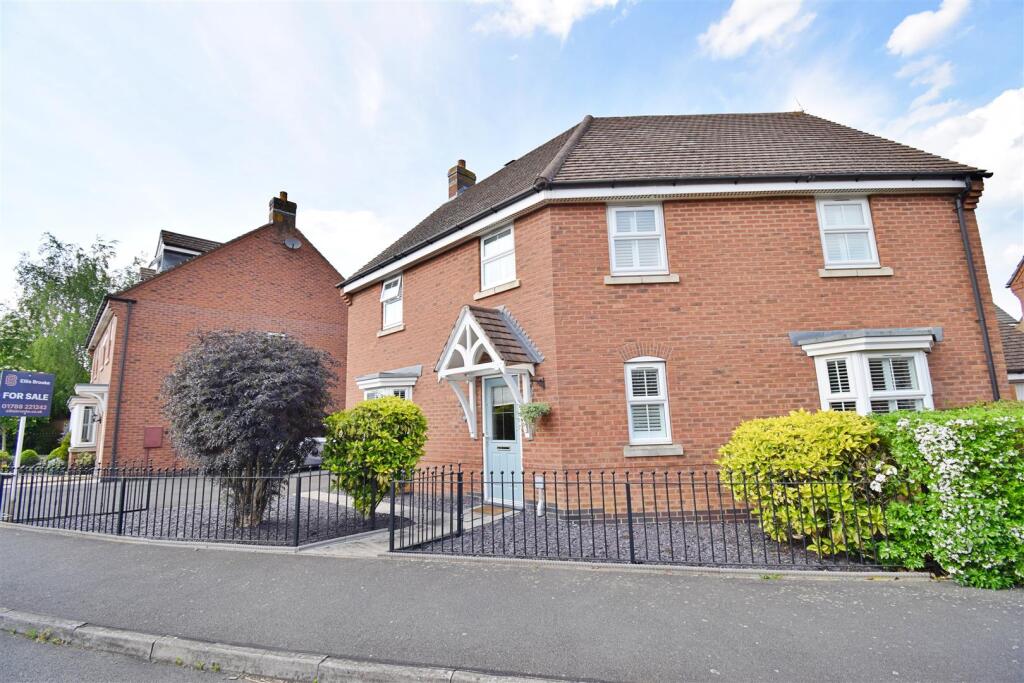 4-bed detached on Crackthorne Drive, Coton Park, Rugby, £400,000