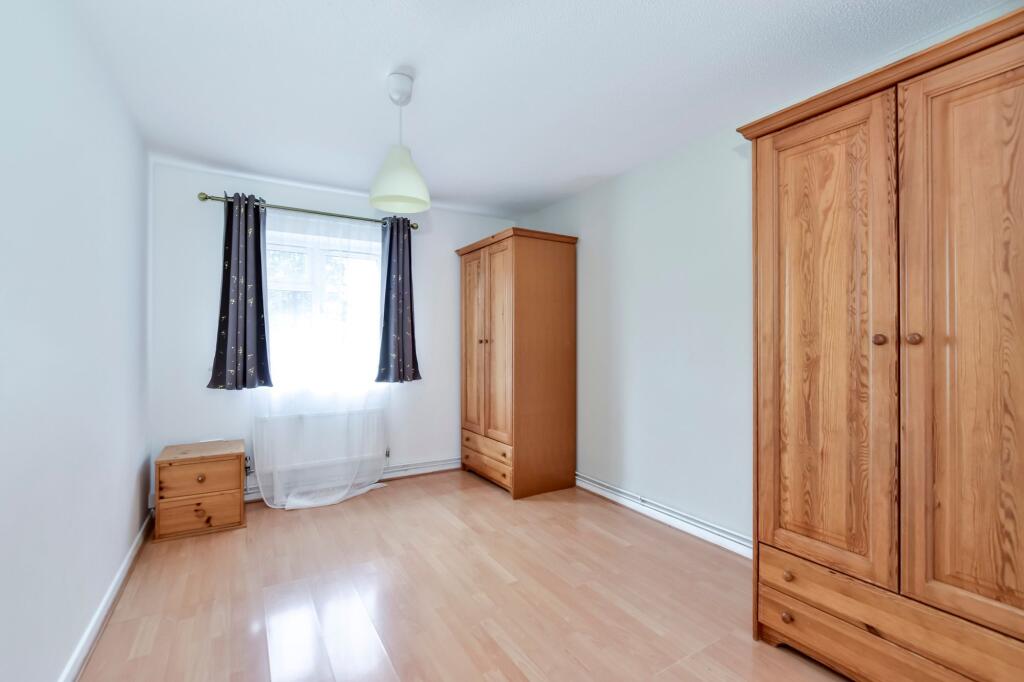 Apartment in Watford, Garston - More