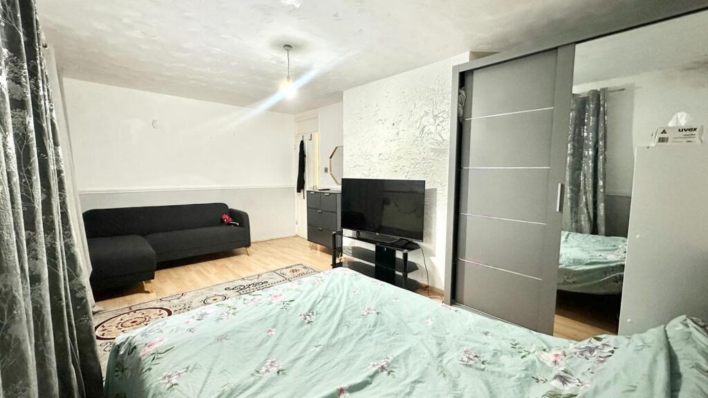 Apartment in London, Loxford, Seven Kings - View 5