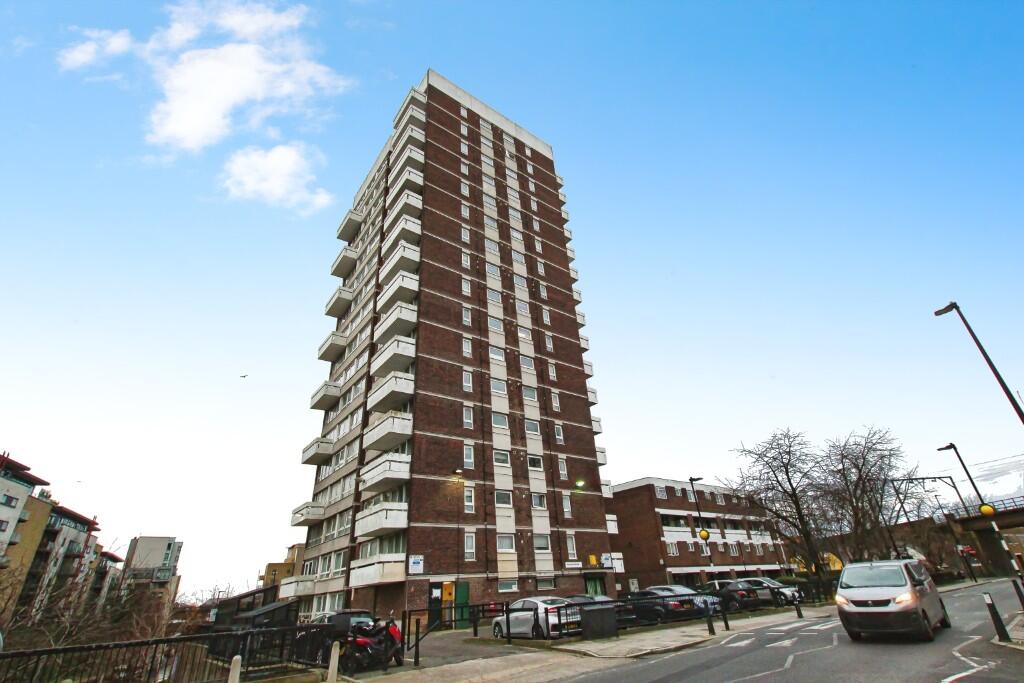 2-bed flat on Salmon Lane, London, E14, £230,000