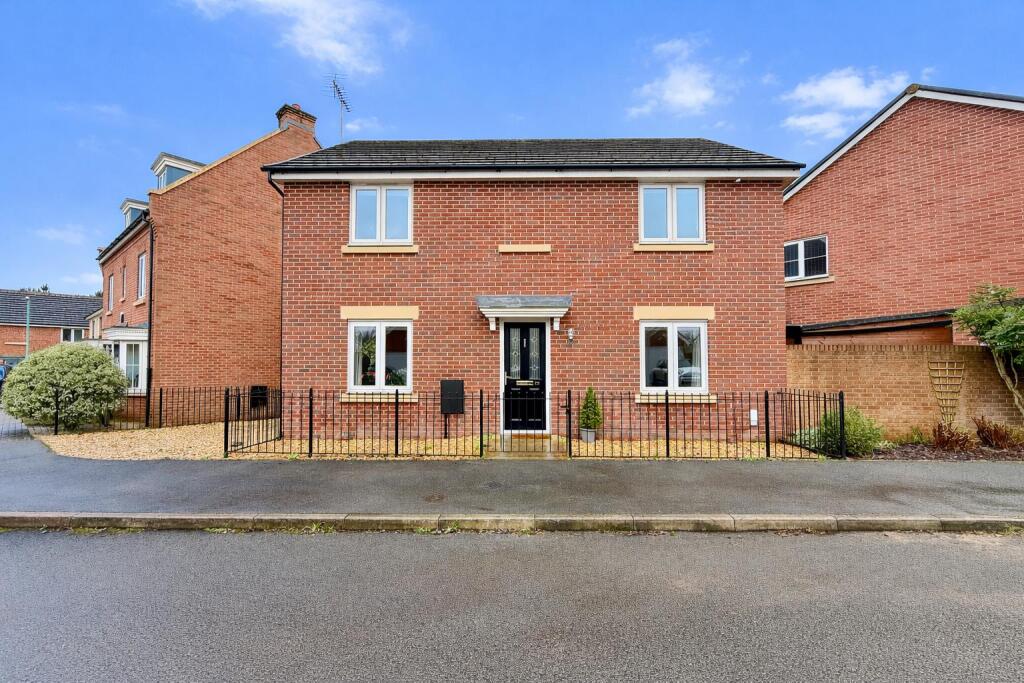 4-bed detached on The Fairways, Huntley, Gloucester, £395,000
