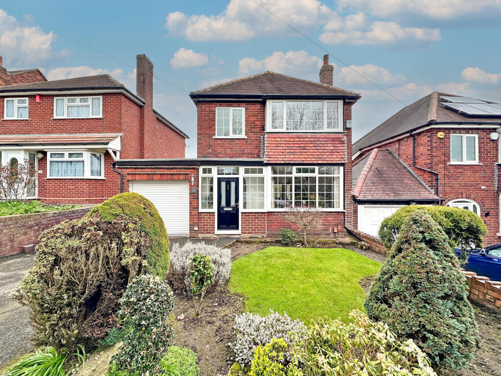 3-bed detached on Woodcroft Avenue, FOXYARDS, TIPTON, DY4 8AE, £325,000
