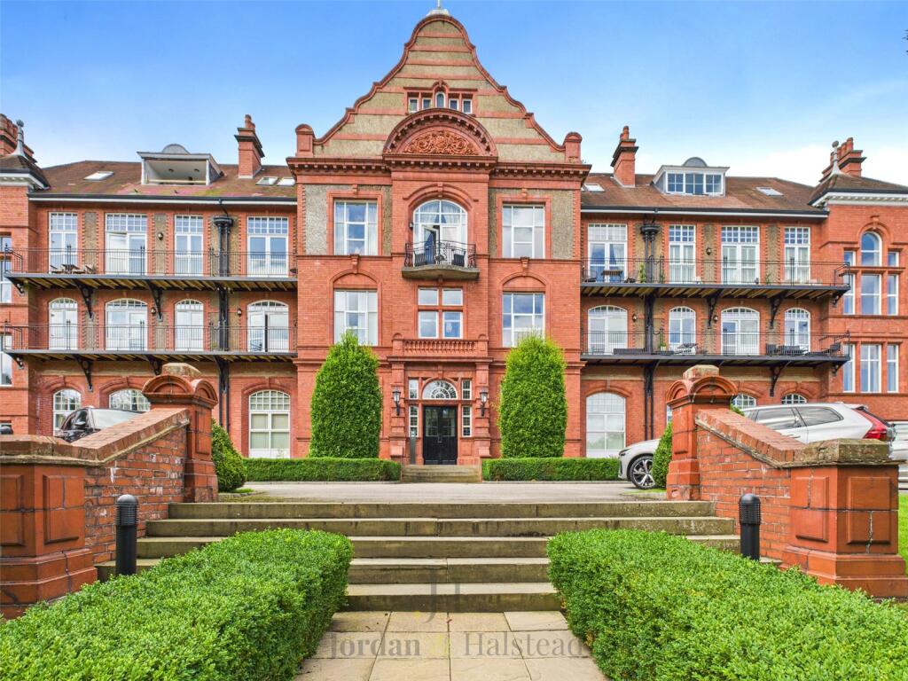 2-bed flat on Kingswood Park, Kingswood, Frodsham, Cheshire, WA6, £165,000