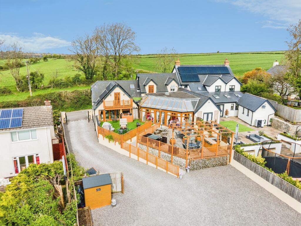 Green Dragon Cottage, Llancadle - More