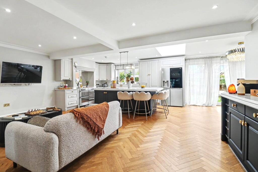 House in Eastleigh, Hound - More