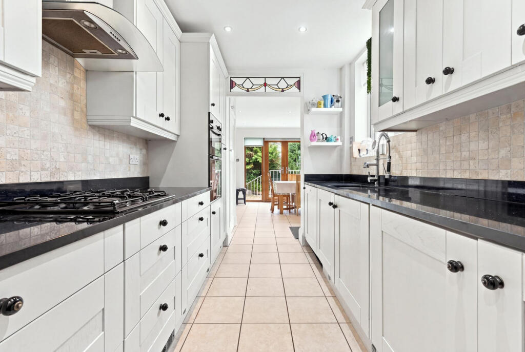 House in Southend-on-Sea - More
