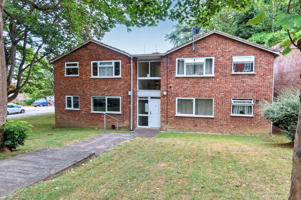 2-bed flat on Old Parr Road, Banbury, £130,000