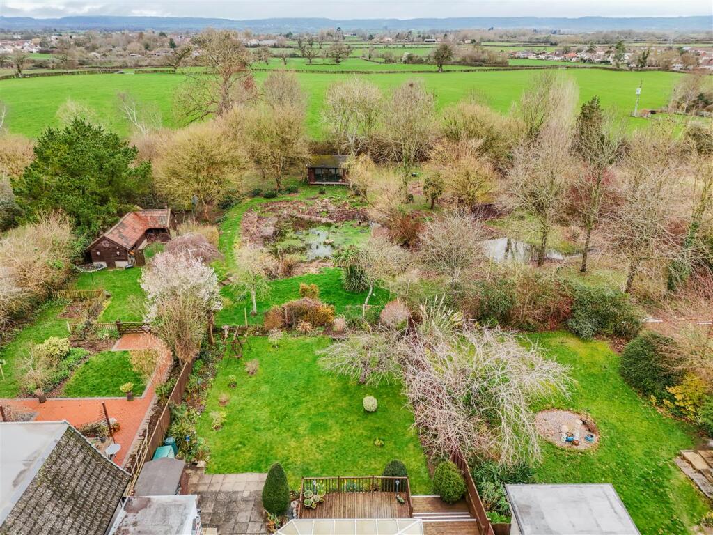 Beautiful bungalow, affording rural outlooks in the village of Cleeve photo 3