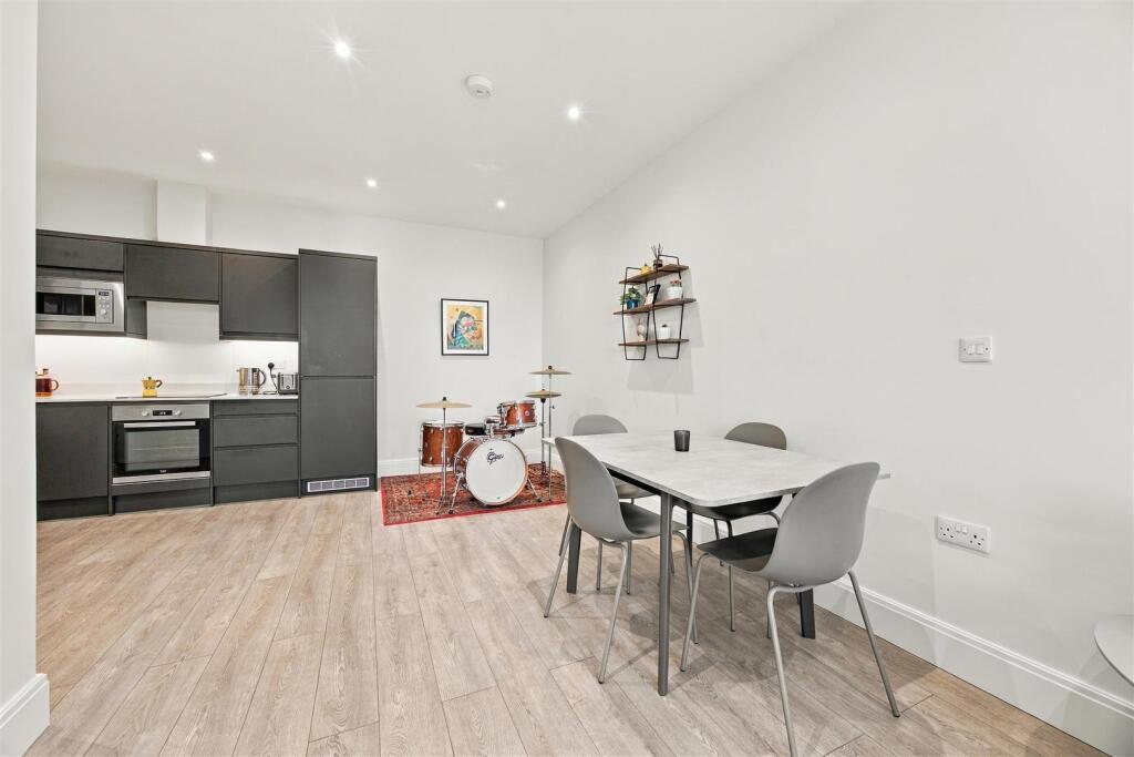 Apartment in Southall - View 5