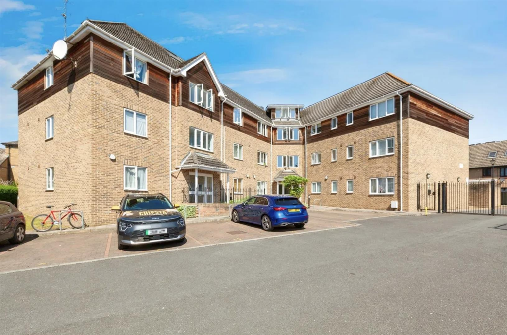 2-bed flat on Osborne Street, Slough, £230,000