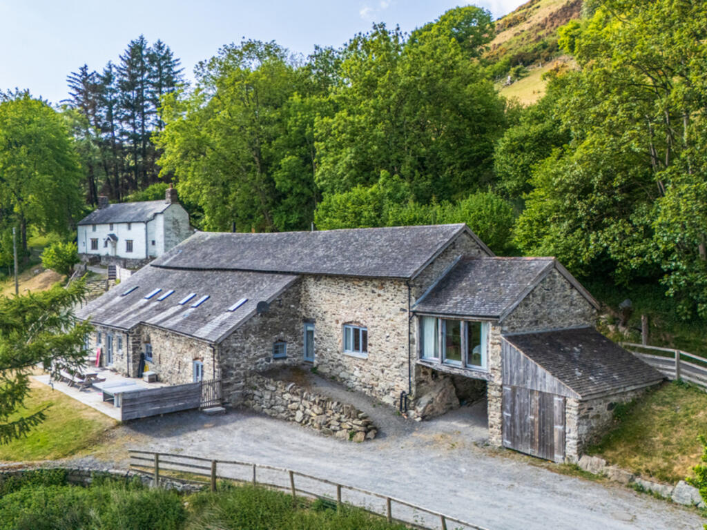 6-bed house on Hirnant, SY10, £595,000