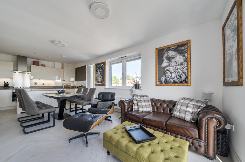 Apartment in Reading, Southcote - View 2