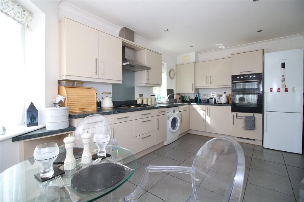 Chestnut Grove, Manor Road, New Milton, Hampshire, BH25 photo 4