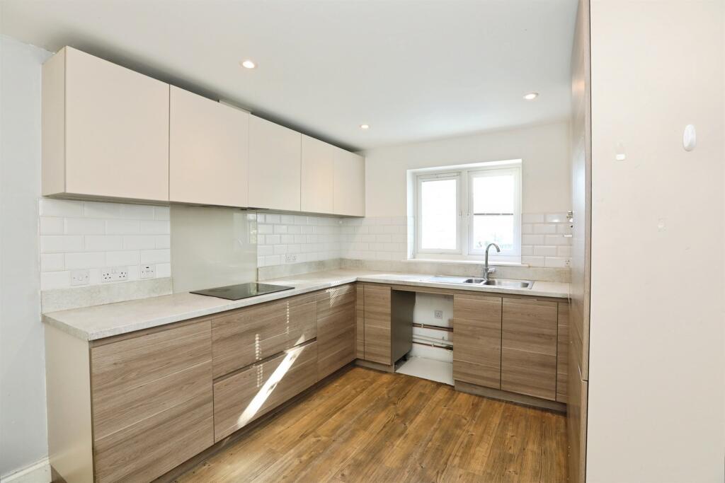House in East Grinstead, The Oaks - More