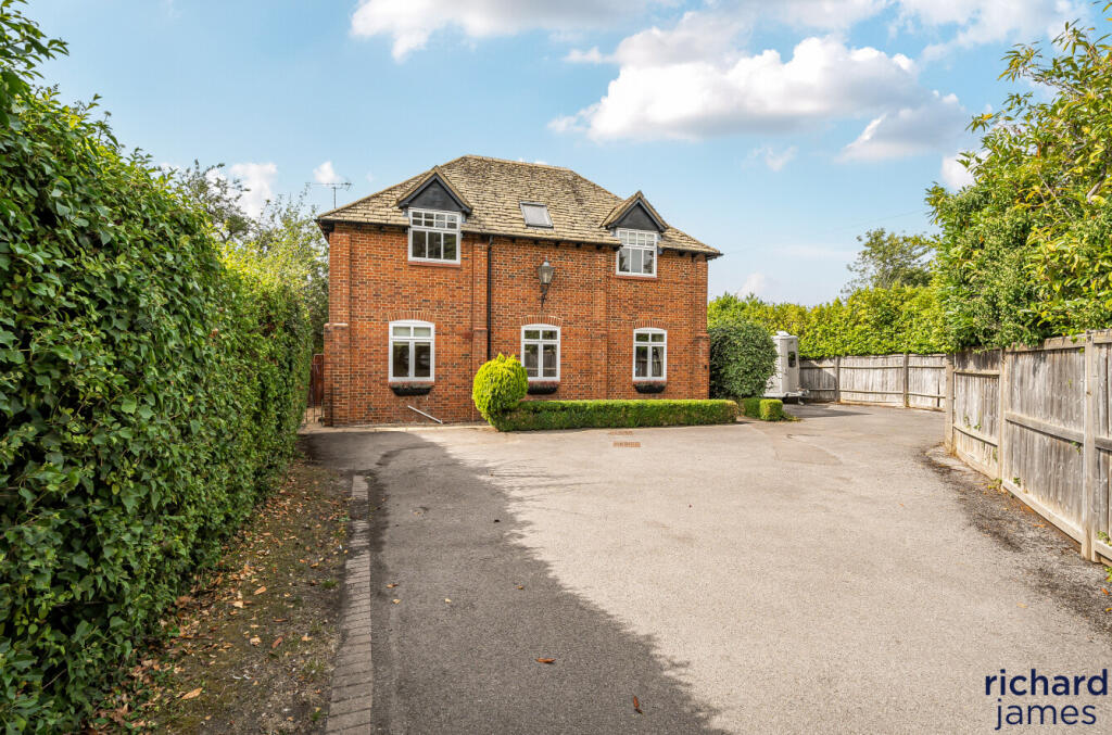 House in Swindon, Woodshaw, Royal Wootton Bassett - View 3