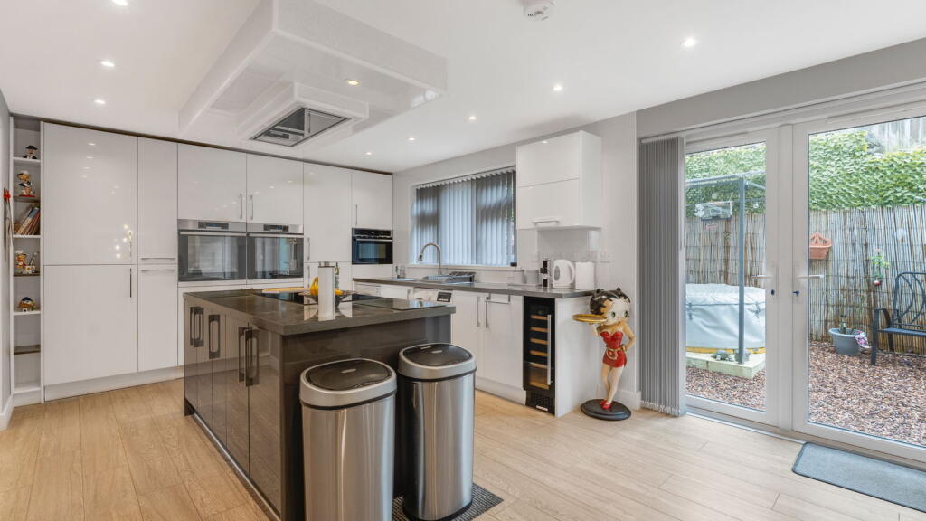 Neal Close, Plympton, PL7 1YY photo 2
