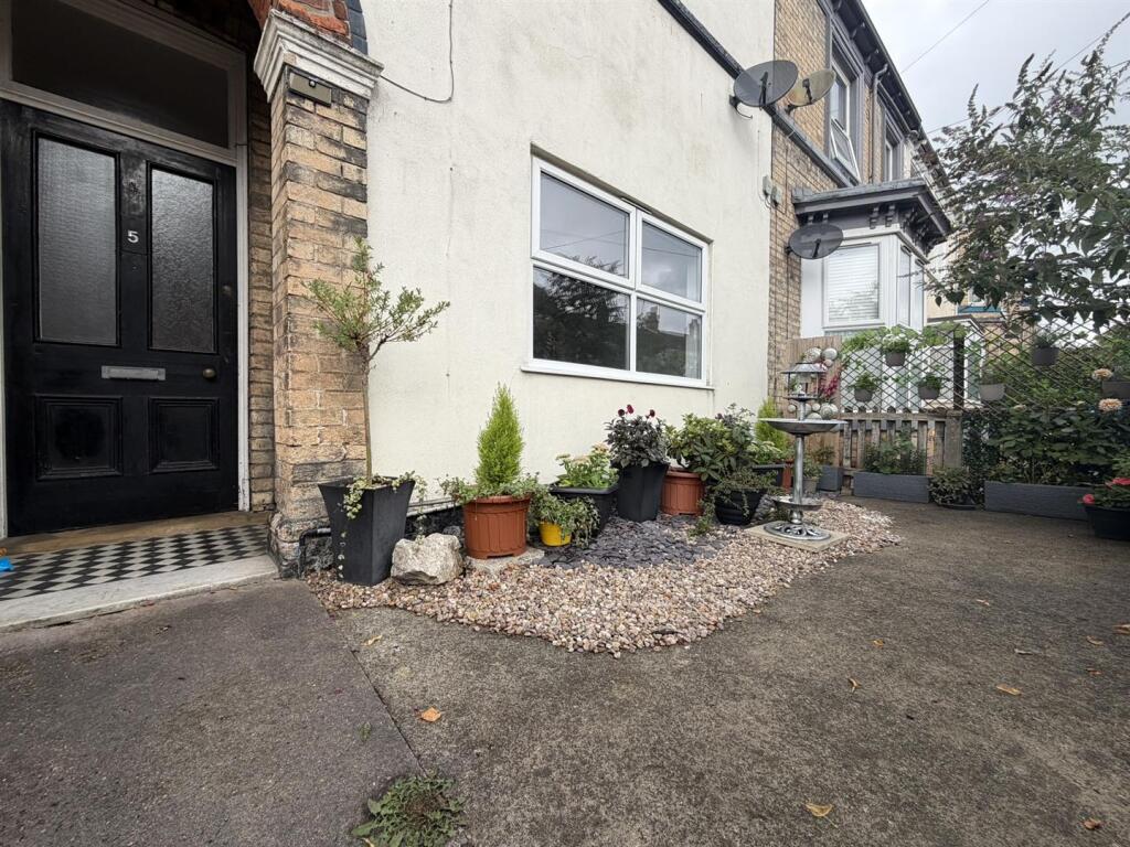 Apartment in Hull - View 4