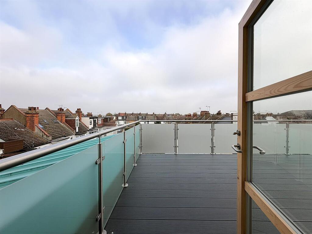 Apartment in Southend-on-Sea - View 5