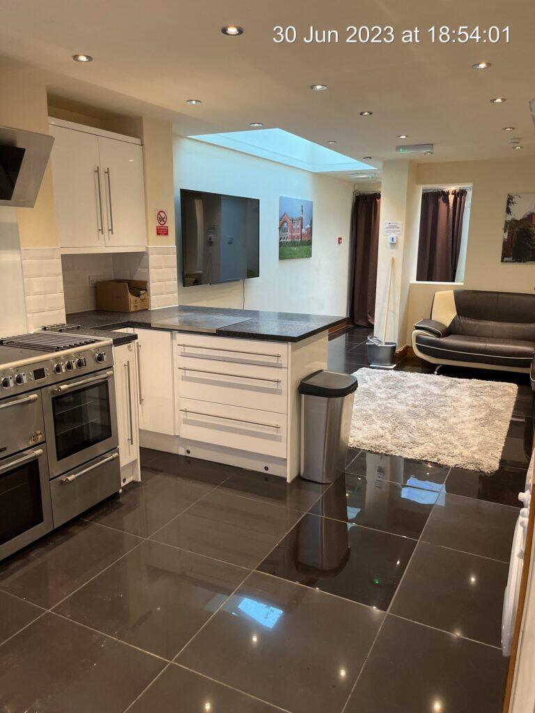 6 bedroom terraced house for rent