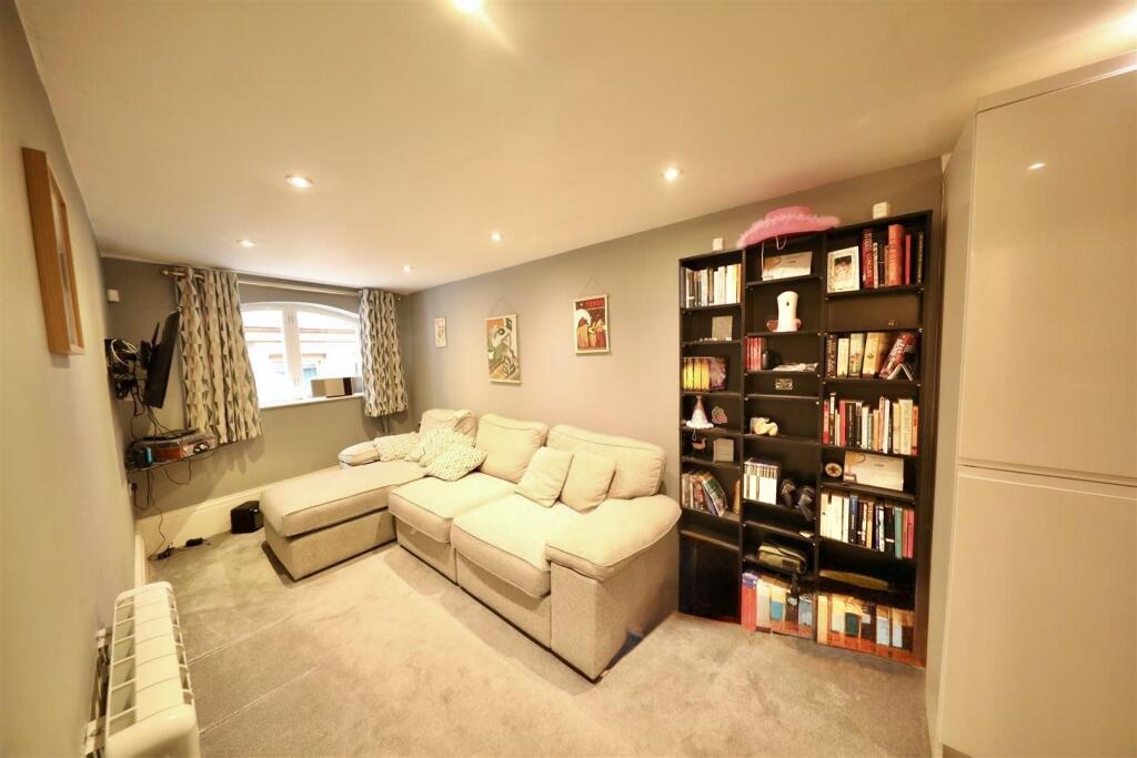 Apartment in Hull, Garrison Side, Old Town - View 5