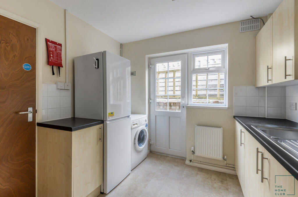Lynwood, Guildford, GU2 - More