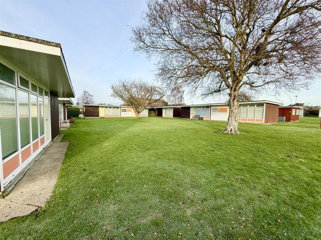 Broadside Chalet Park, Stalham NR12 photo 3