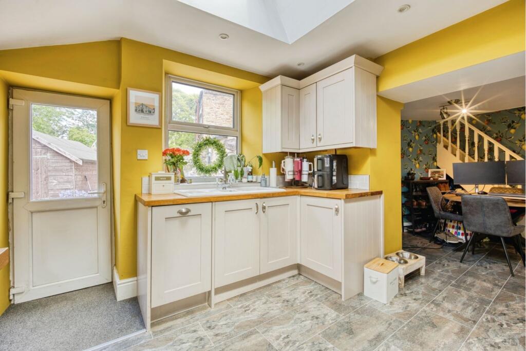 House in High Peak, Chapel-en-le-Frith - More