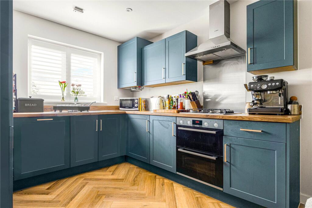 House in South Oxfordshire, Highlands Park, Henley-on-Thames - More