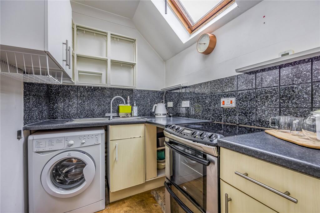 Apartment in Chichester, Whyke - View 3