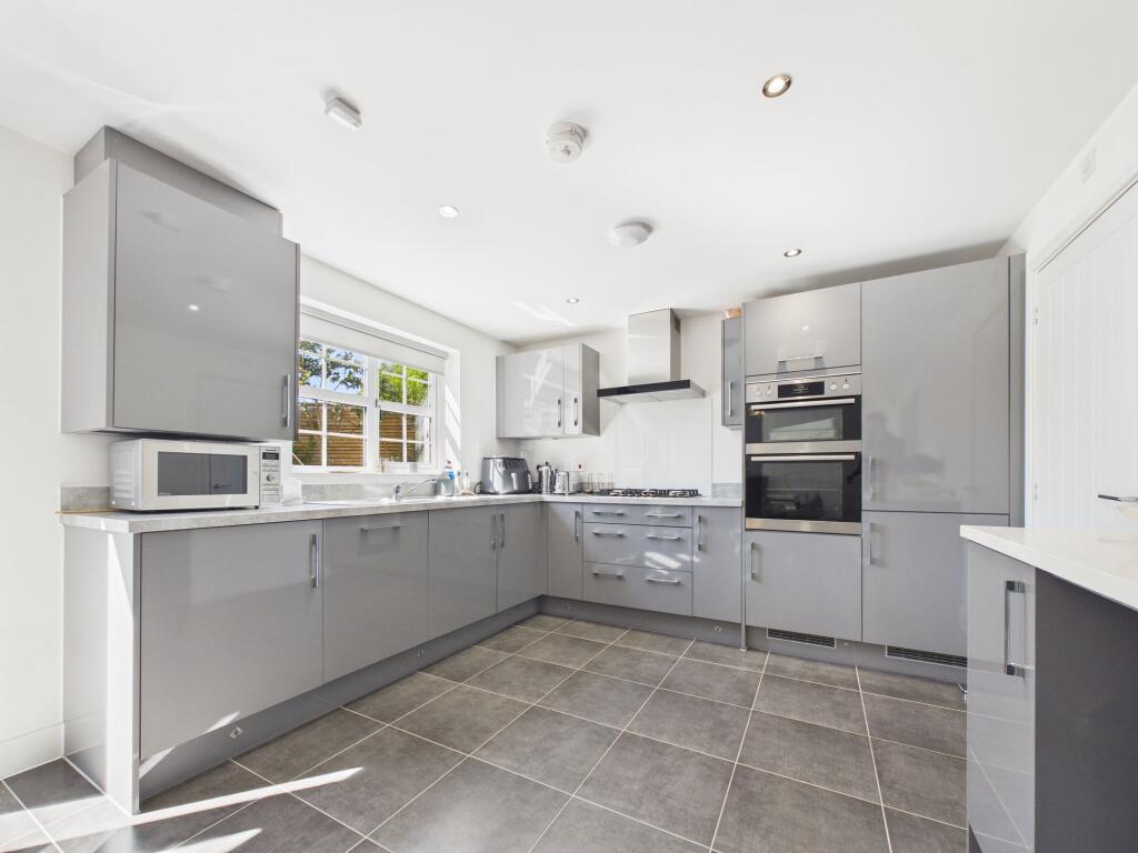 House in Spencers Wood, Ryeish Green, Shinfield - More