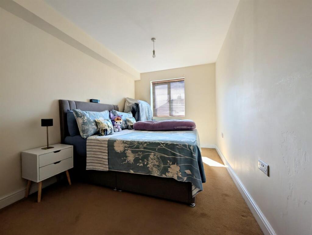 Apartment in Nuneaton and Bedworth, Warwickshire - View 5
